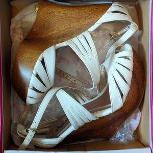 Qupid 6.5 White Wedges